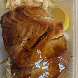 Salmon with white rice and macaroni salad Salmon with white rice and macaroni salad
