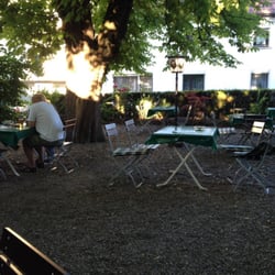 Gasthaus Saalbau - Biergarten am Abend