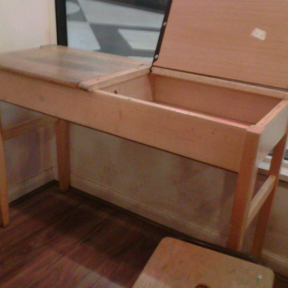 awwww school desk!