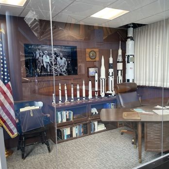US Space & Rocket Center - The desk of the brilliant rocket engineer Wernher von Braun, with all his rocket contributions to our space program - Museums Near Me - Huntsville, Alabama US Space & Rocket Center - The desk of the brilliant rocket engineer Wernher von Braun, with all his rocket contributions to our space program - Museums Near Me - Huntsville, Alabama