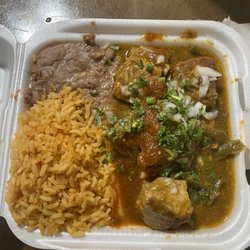 La Bodega Latina - Costillitas con nopalitos en chile verde