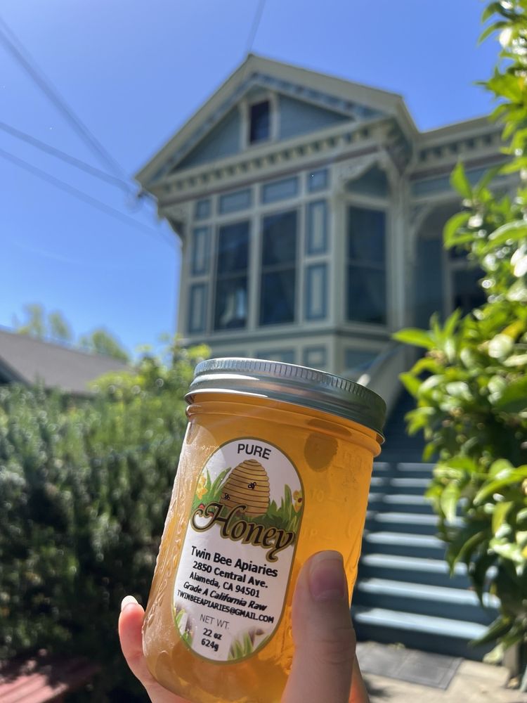 Twin Bee Apiaries Logo