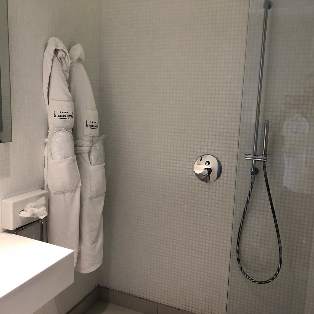 Le Grand Hôtel - Bathroom door was a bit small. - Hotels Near Me - Grenoble, 38