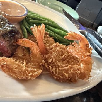 Bahama Breeze - Filet Mignon and Coconut Shrimp - Bars Near Me - Fort Myers, Florida
