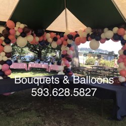 Bouquets & Balloons - Organic balloon garland for welcoming your guests to a company picnic, Wedding reception or family reunion