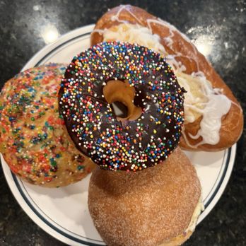 Mexico Lindo Bakery - Chocolate donut Cream filled donut Sprinkle cookie Pineapple bar - Bakeries Near Me - Rosharon, Texas Mexico Lindo Bakery - Chocolate donut Cream filled donut Sprinkle cookie Pineapple bar - Bakeries Near Me - Rosharon, Texas
