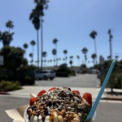 Blue Bowl Superfoods - The lazy blue with blue coconut base added!