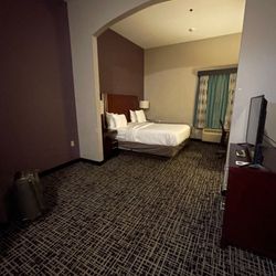 La Quinta by Wyndham Oklahoma City -Yukon - TV to bed location was awkward to watch anything.