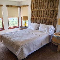 Youngberg Hill - Our cozy room