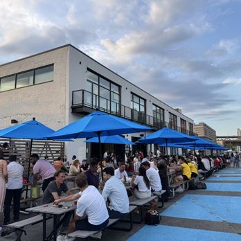 Focal Point Beer - Seating outside on a Saturday evening - it's packed! - Breweries Near Me - Long Island City, New York Focal Point Beer - Seating outside on a Saturday evening - it's packed! - Breweries Near Me - Long Island City, New York