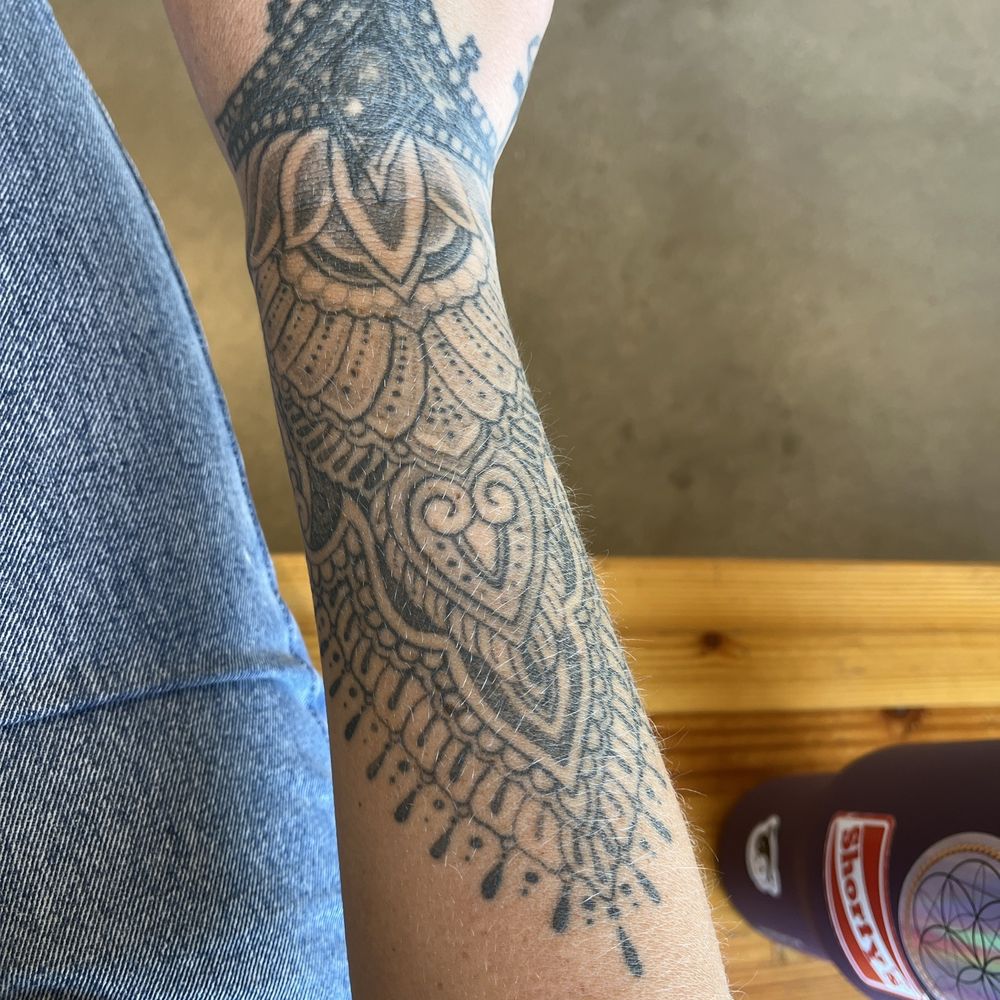 Kevin did the forearm, the hand was done by another artist years ago, (Kevin's work is better) Kevin did the forearm, the hand was done by another artist years ago, (Kevin's work is better)
