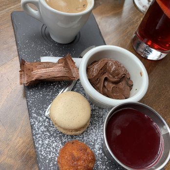 Le Bistro Marbeuf - Coffee & dessert tray - French Near Me - Paris, 75 Le Bistro Marbeuf - Coffee & dessert tray - French Near Me - Paris, 75