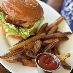 Bell's Mansion - Crab cake BLT