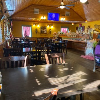 Mountain Top Cafe - Inside Mountain Top Cafe - American Near Me - Phelan, California