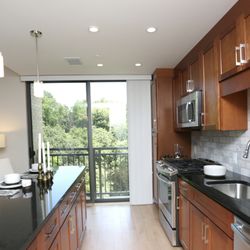 Park Van Ness - Kitchen with granite tiles | Park Van Ness