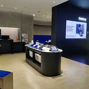 Samsung Experience Store - Inside - Electronics Near Me - Garden City, New York