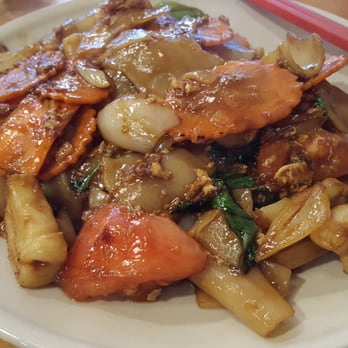 Pad Thai Restaurant - Drunken Noodles w/ Seafood - Thai Near Me - Fairfax, Virginia