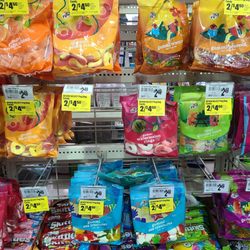 7-Eleven - Apparently, all these tags are WRONG, but the cashier is correct. BS false advertising.