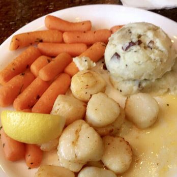 Calloway's Restaurant & Bar - Broiled scallops with carrots and mashed potatoes - American Near Me - West Creek, New Jersey Calloway's Restaurant & Bar - Broiled scallops with carrots and mashed potatoes - American Near Me - West Creek, New Jersey