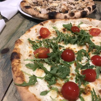 O'Bottega Versailles - Margarita pizza - Italian Near Me - Versailles, 78 O'Bottega Versailles - Margarita pizza - Italian Near Me - Versailles, 78