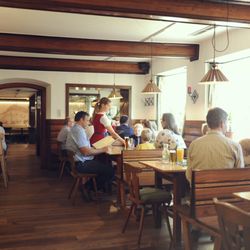 Hoftaverne Ziegelböck | Gasthaus & Restaurant - Helle Gaststube mit viel Holz, herzlichem Service und Platz für gemütliche Stunden mit Familie und Freunden.