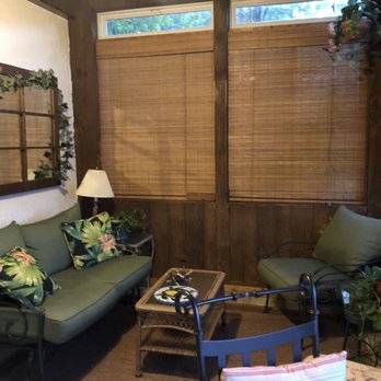 Vanquility Acres Inn Bed & Breakfast - Welcoming Lanai - Bed & Breakfast Near Me - Bedford, Virginia