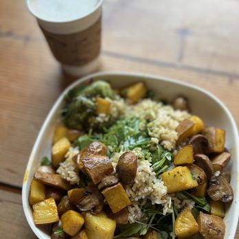 Retreat - Crown of roses ($5.50), retreat bowl ($14)  IG: @ohmyono - Cafes Near Me - Seattle, Washington