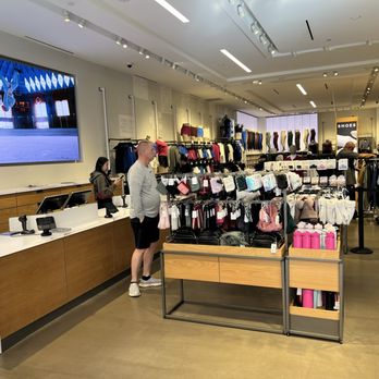 Lululemon - Women's Clothing Near Me - Los Angeles, California