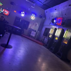 Lucky Johns Kitchen and Cocktails - Playing floor