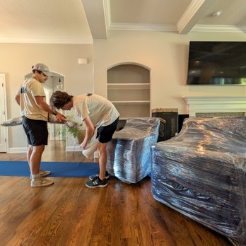 Scruffy City Movers - Scruffy City Movers padding and wrapping during Loading Services. - Movers Near Me - Knoxville, Tennessee Scruffy City Movers - Scruffy City Movers padding and wrapping during Loading Services. - Movers Near Me - Knoxville, Tennessee