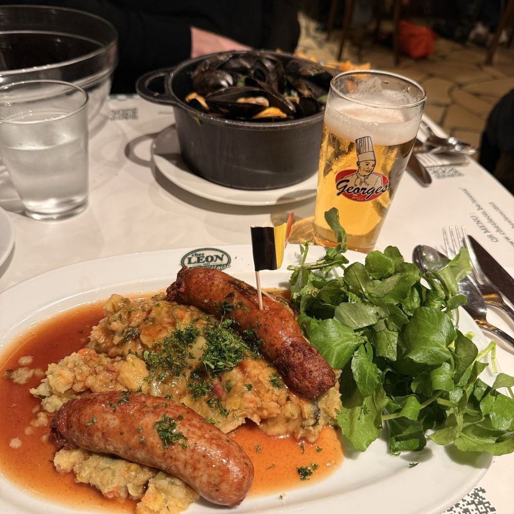 Chez Léon - Mash potatoes with sausages - Belgian Near Me - Brussels, BRU Chez Léon - Mash potatoes with sausages - Belgian Near Me - Brussels, BRU