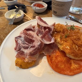 San Laurel - Spanish style fried eggs over heirloom tomatoes with Iberian ham and potatoes - Spanish Near Me - Los Angeles, California San Laurel - Spanish style fried eggs over heirloom tomatoes with Iberian ham and potatoes - Spanish Near Me - Los Angeles, California