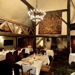 Hyeholde Restaurant - Interior main dining room