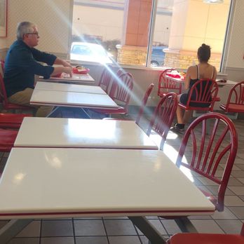 In-N-Out Burger - Clean tables - Fast Food Near Me - Morgan Hill, California