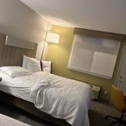 Holiday Inn Express Mackinaw City - Bed