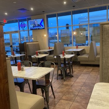 Showmars - Nice dining room with comfy seats - Burgers Near Me - Winston-Salem, North Carolina Showmars - Nice dining room with comfy seats - Burgers Near Me - Winston-Salem, North Carolina