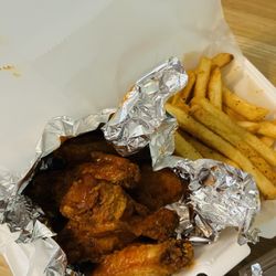 Wings On the Run - 6 Jumbo Wings Combo with fries
