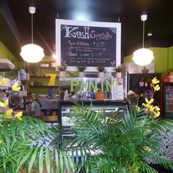 Krush Smoothie and Juice Bar - Nice place, good service, good eats, good times :)