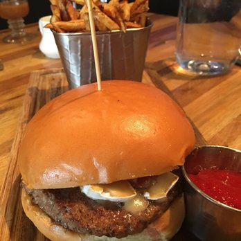 105-Ten Bar & Grill - The 105 Burger - Bars Near Me - Briarcliff Manor, New York