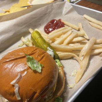 Spankys - Cheeseburger - Bars Near Me - Savannah, Georgia