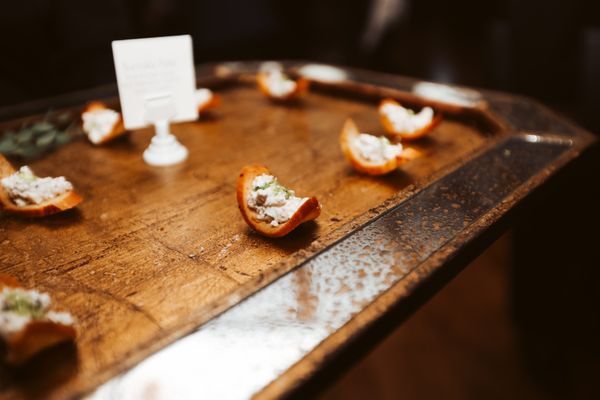 Entertaining Company by null