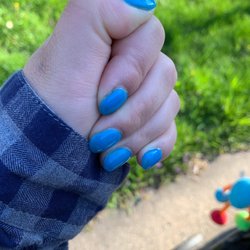 Hollywood Nails - The acrylic was laid sloppy
