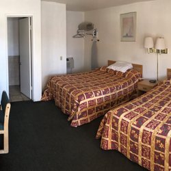 Timberline Motel - Inside one of the rooms with 2 queen beds