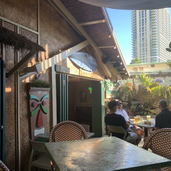 Arnold's Beach Bar & Grill - Dive Bars Near Me - Honolulu, Hawaii