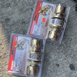 3841 Hardware - Two keyed entry door knobs!