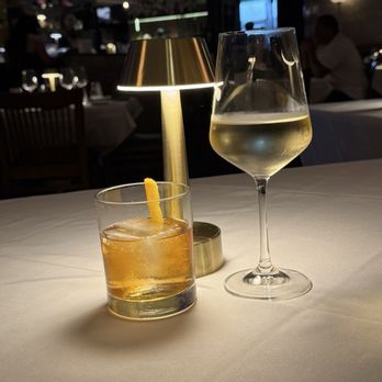 Foxy’s Kitchen + Bar - Bars Near Me - Rancho Mirage, California