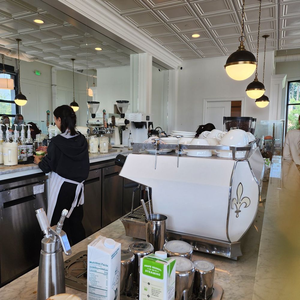 Cafe Le Fleurs - Coffee & Tea Near Me - Happy Valley, Oregon