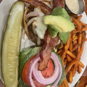Canoe Club Lakeside Grill - Burger - Seafood Near Me - Lee's Summit, Missouri