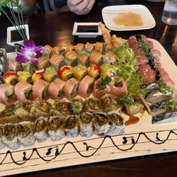 Kiku - Sushi roll presentation