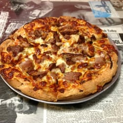 Hollywood Cafe - Ned's Choice: mozzarella, tomato, onion, marinated lamb, rosemary. Original base; regular size.